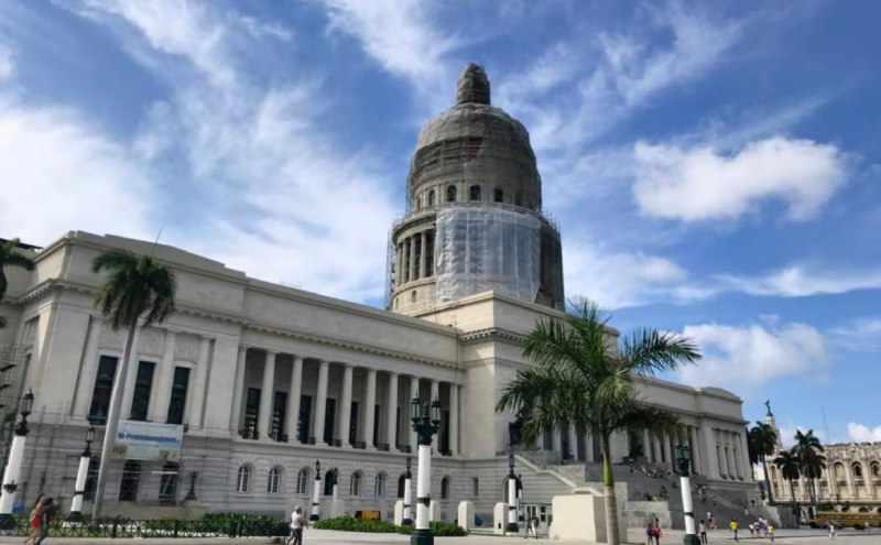 古巴宣布对中国公民实施入境免签据古巴《格拉玛报》5月4日报道，当天在第42届古巴国际旅游博览会的闭幕式上，古巴旅游部长加西亚宣布，古巴为促进同中国的经贸关系，特别是促进旅游业的发展，从本月起，对持普通护照的中国公民实行免签证政策同时，加西亚宣布中国为2025年古巴旅游节主宾国以及中国和古巴直航将于5月17日复航，中国驻古巴大使马辉表示，恢复直航和免签证，是有助于加强两国关系的决定⛱️标签：#免签 #出境🌠频道：@ArgunRiver🌌投稿：@ArgunRiver_bot