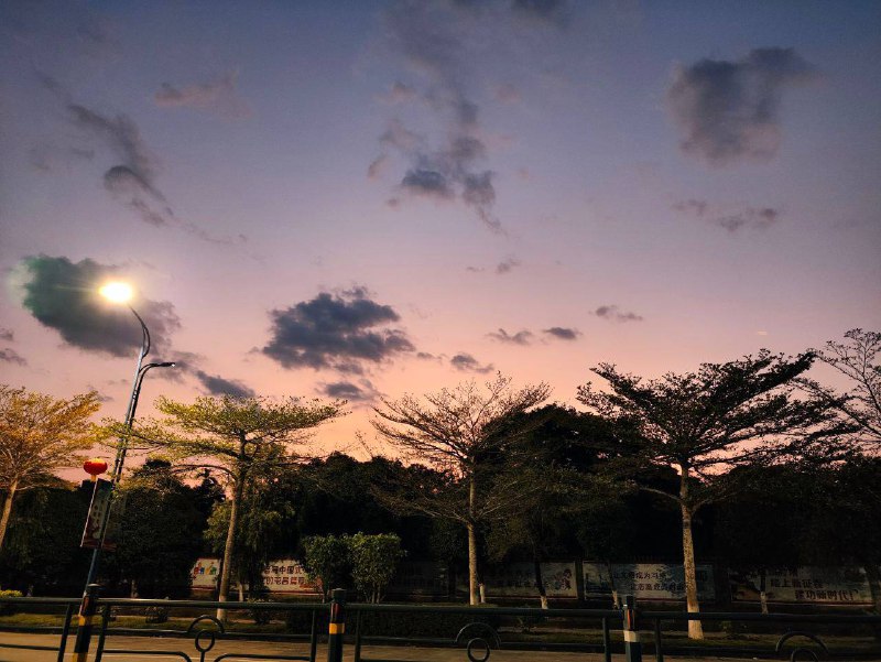 生活分享活动投稿我热爱着羽毛球并坚持热爱下去，因为它能在我情绪低落的时候，给我提供“情绪价值”，邀请上我的朋友，简简单单一场运动就能让我和我的朋友大汗淋漓的同时身心愉悦，同时我也喜欢记录每一次运动或者游玩时遇到的自然景象，我觉得这一切已经是我生活的一部分了，也是让我继续热爱生活的原因之一By. @bigdick852⛱️标签：#活动 #摄影 #运动🌠频道：@ArgunRiver🌌投稿：@ArgunRiver_bot