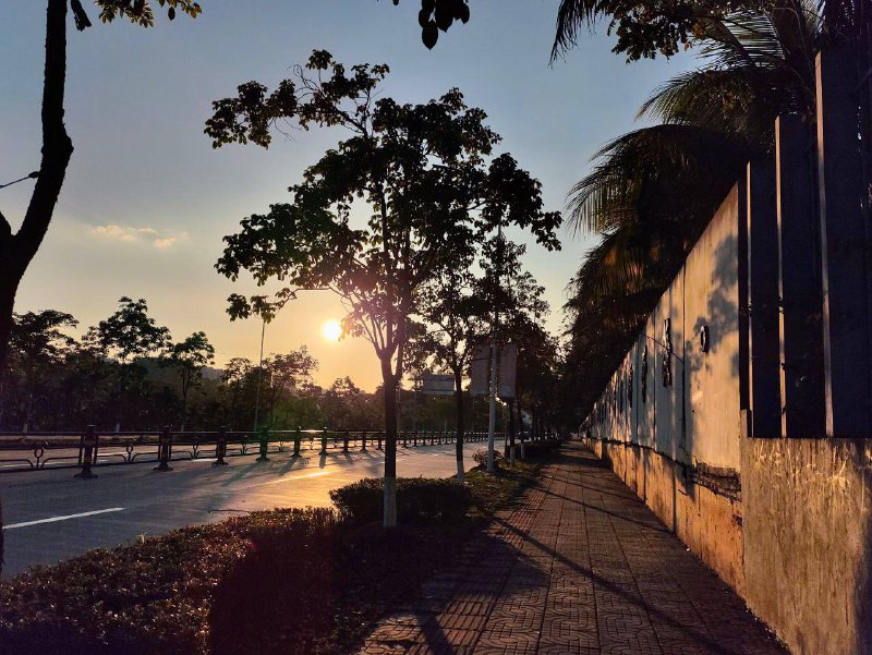 生活分享活动投稿我热爱着羽毛球并坚持热爱下去，因为它能在我情绪低落的时候，给我提供“情绪价值”，邀请上我的朋友，简简单单一场运动就能让我和我的朋友大汗淋漓的同时身心愉悦，同时我也喜欢记录每一次运动或者游玩时遇到的自然景象，我觉得这一切已经是我生活的一部分了，也是让我继续热爱生活的原因之一By. @bigdick852⛱️标签：#活动 #摄影 #运动🌠频道：@ArgunRiver🌌投稿：@ArgunRiver_bot