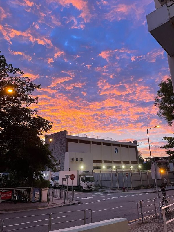 生活分享活动投稿从午后的平静到黄昏的绚烂，短短15分钟，城市的天空犹如调色盘般变幻，让人感叹大自然的神奇魔力