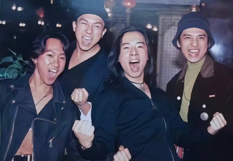 黄家驹墓碑遭男子持锤狂砸19日凌晨，黄家驹墓碑遭一名男子以铁锤狂砸，其中墓碑相片损毁