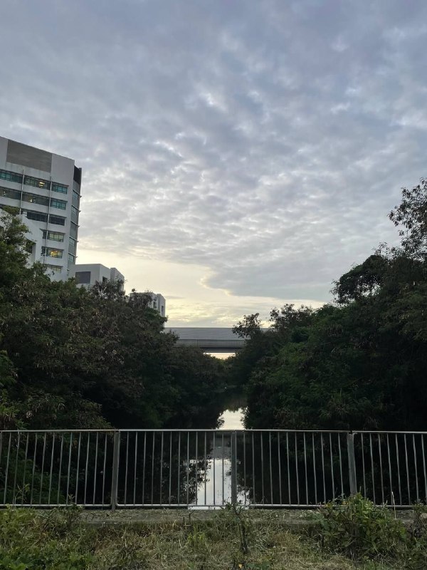 生活分享活动投稿从午后的平静到黄昏的绚烂，短短15分钟，城市的天空犹如调色盘般变幻，让人感叹大自然的神奇魔力