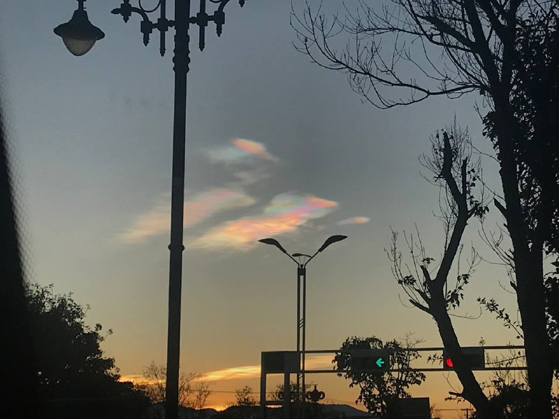 生活分享活动投稿这幅七彩祥云是三年前在大学校车上拍摄的