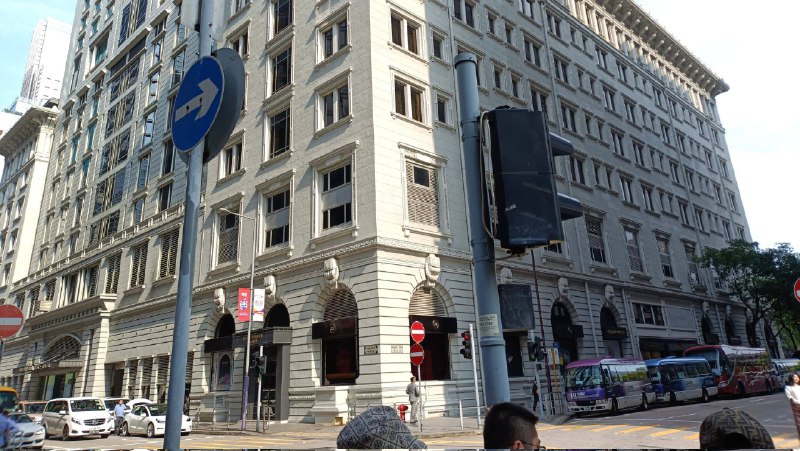 澳门旅客携带120万港币入境被查据报道，澳门旅客陈某经北口岸粤澳两地牌入境时，胸前斜挎包未通过机器检查，现场工作人员将其拦截从该旅客的斜挎包内发现120万港币，约为111.4万人民币